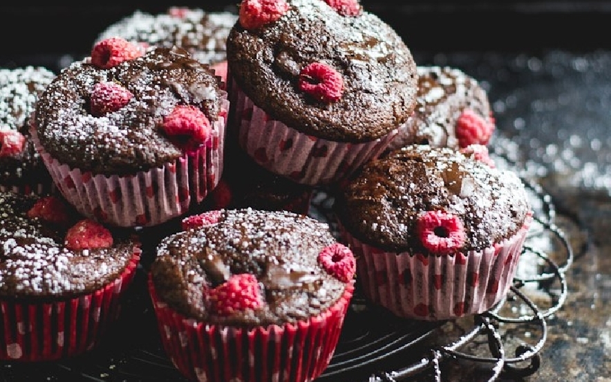 Muffin al farro con pezzi di cioccolato e lamponi