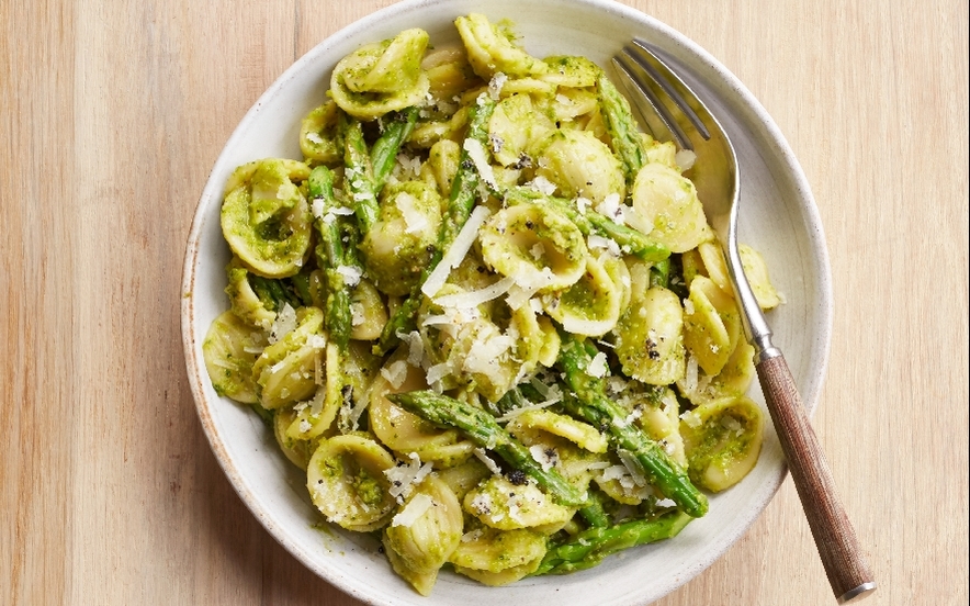 Orecchiette al pesto con asparagi