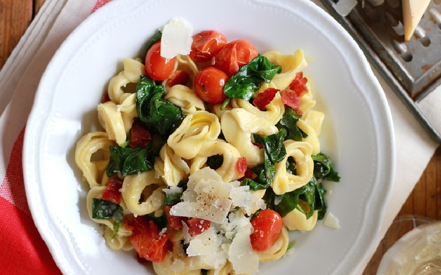 Tortellini con spinaci e pomodorini