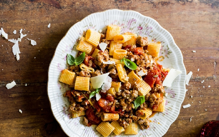 Mezzi rigatoni con sugo di salsiccia