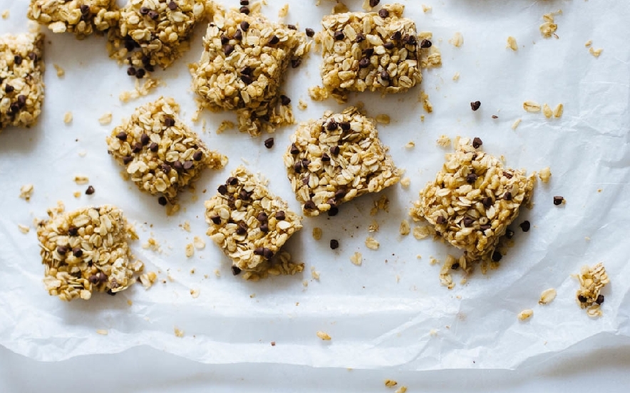 Dolcetti di granola con gocce di cioccolato