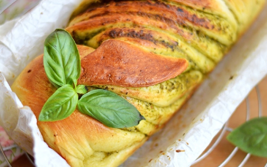 Treccia di pan brioche al pesto e parmigiano