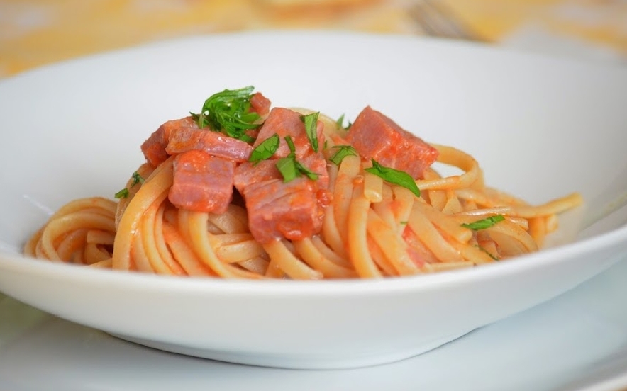 Linguine con tonno affumicato e pomodoro fresco