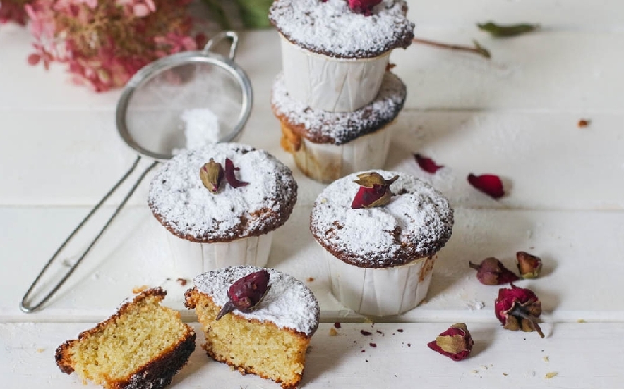 Muffin di polenta alle rose e cardamomo