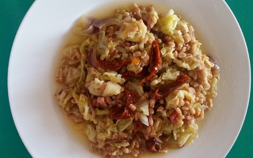 Farro risottato con verdure e pomodori secchi