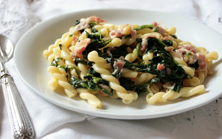 Trecce con spinaci, pancetta e taleggio