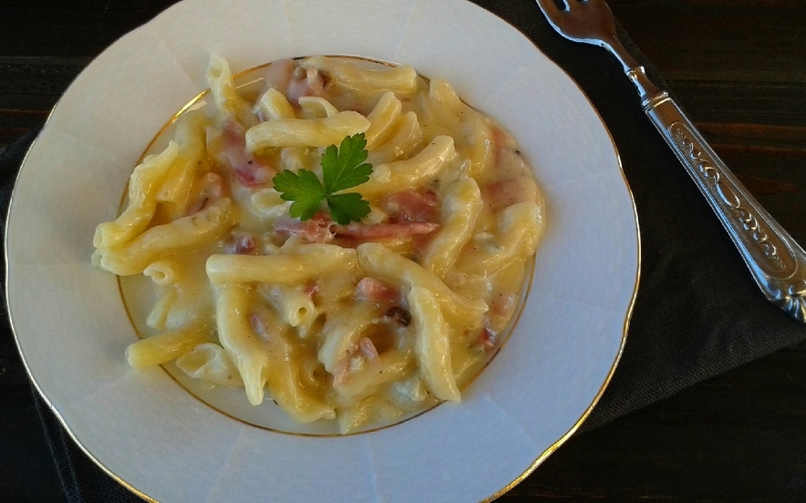 Pasta con gorgonzola e speck