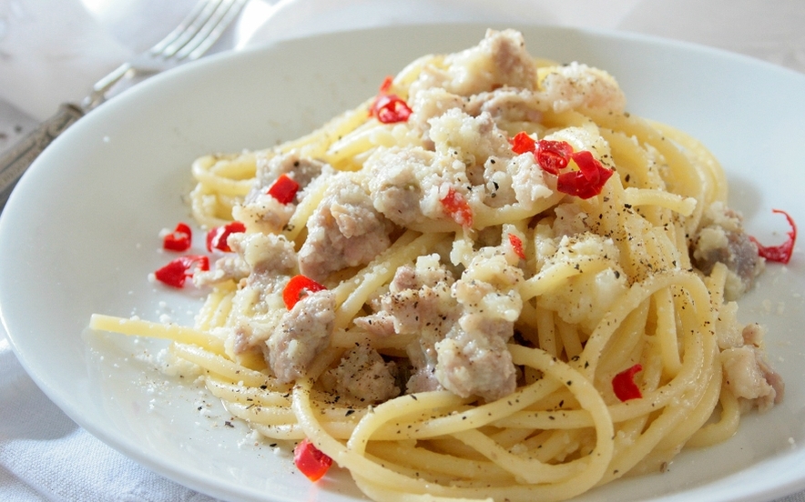 Spaghetti piccanti con cavolfiore e salsiccia