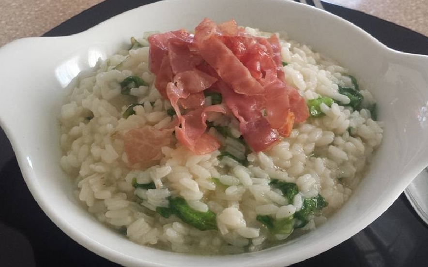 Risotto all’insalata e prosciutto crudo croccante