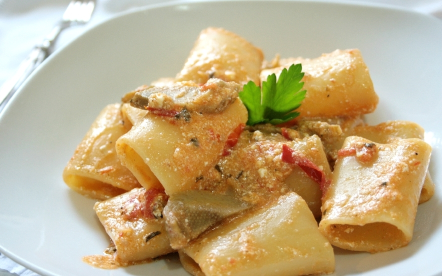 Paccheri con carciofi, pomodorini e ricotta