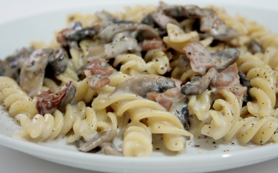 Fusilli con funghi, speck e salsa al brie