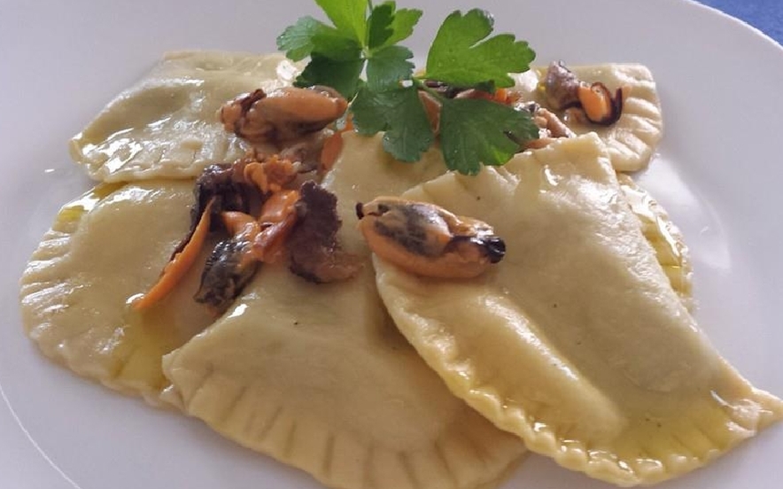 Ravioli ripieni alle cozze e pesto