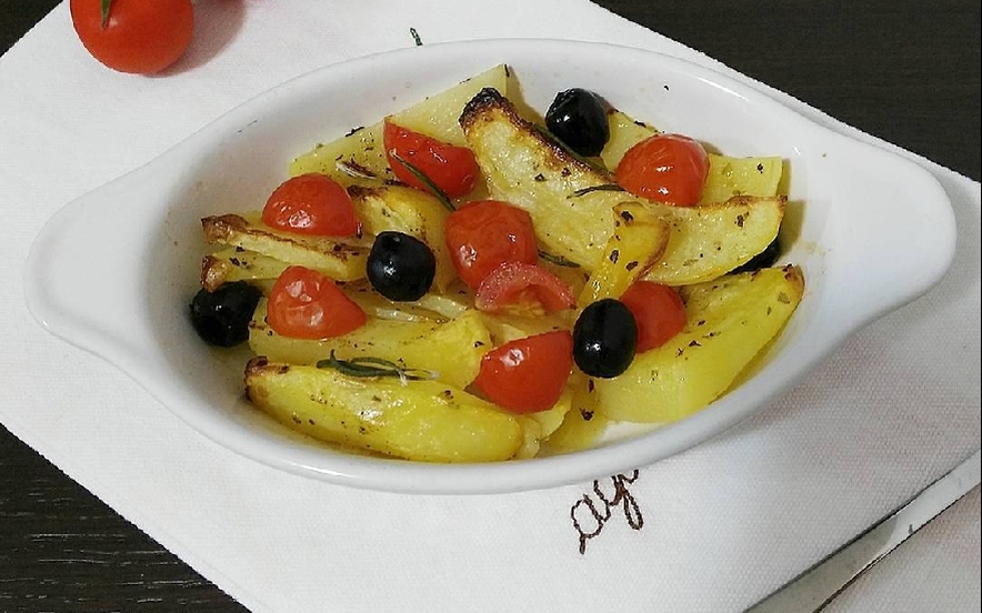 Patate al forno pomodorini e olive