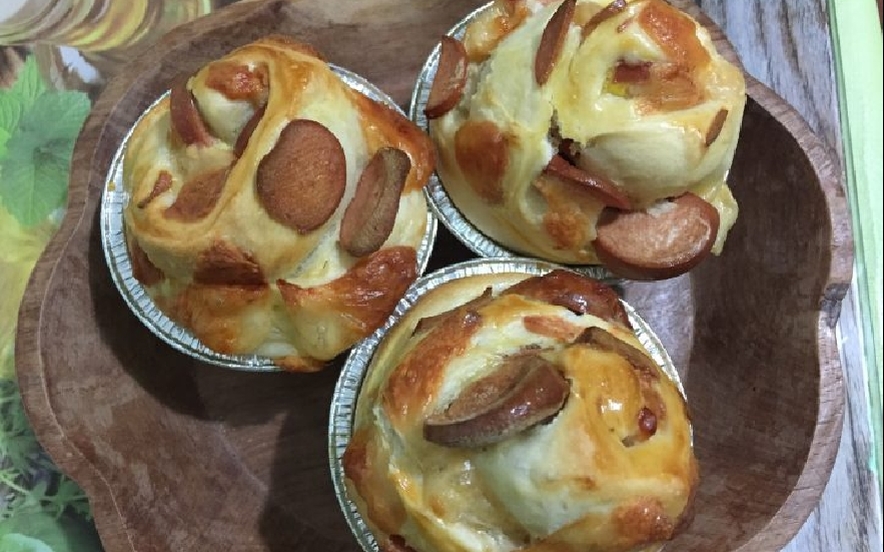 Boccioli di brioche gustosi würstel e scamorza