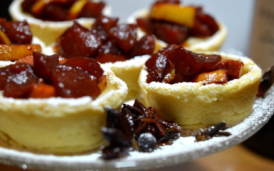 Crostatine alla crema e frutta al vin brulè