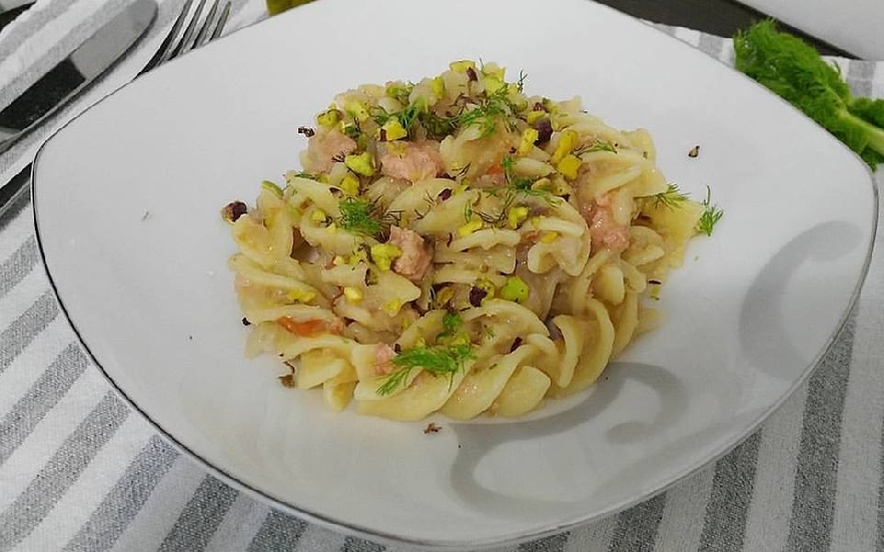 Eliche cremose ai finocchi e salmone