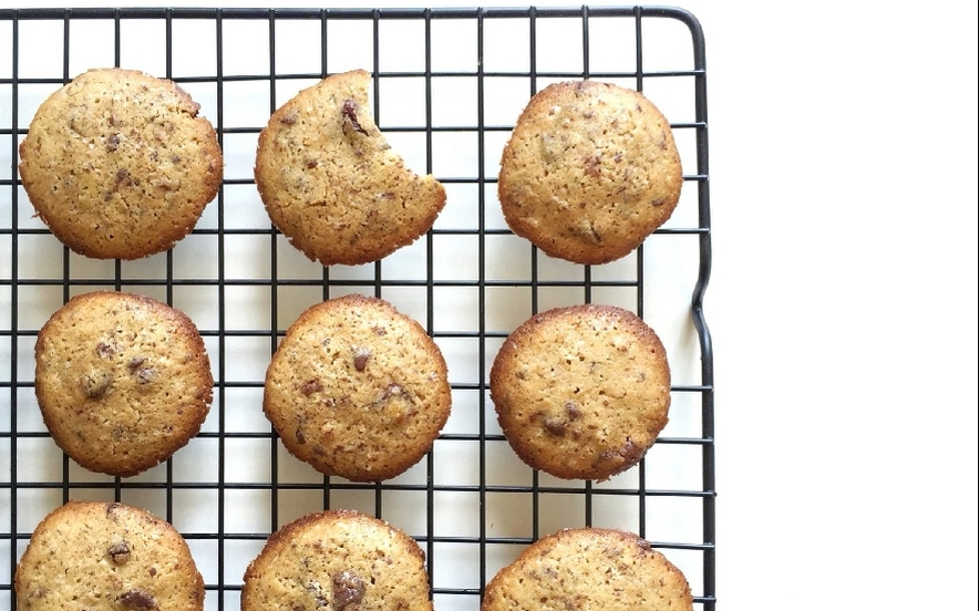 Biscotti con gocce di cioccolato in due varianti