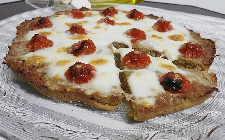 Pizza di carne ai pomodorini e mozzarella