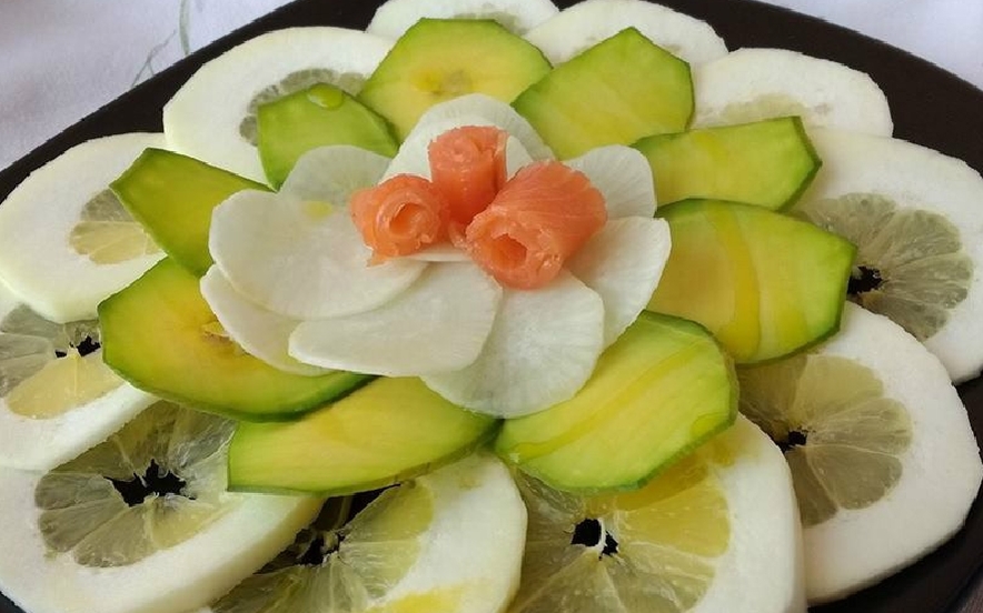 Insalata di cedro, daikon, avocado e salmone