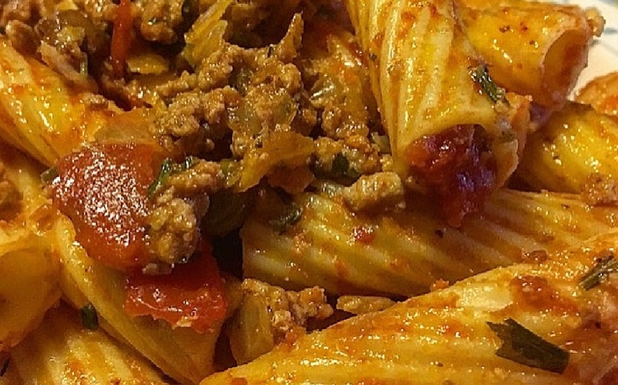 Tortiglioni al ragù con paprika e cumino