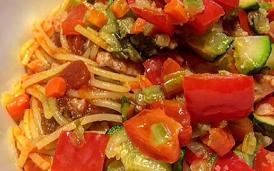 Spaghetti all'amatriciana con verdure