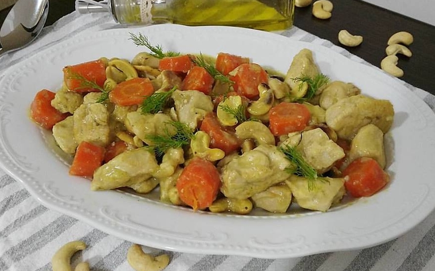 Bocconcini di pollo e carote agli anacardi