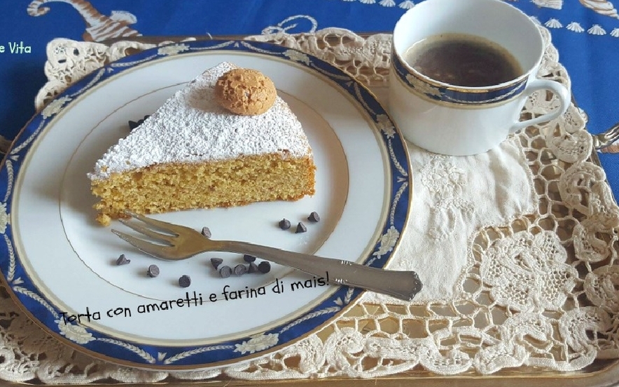 Torta con amaretti e farina di mais