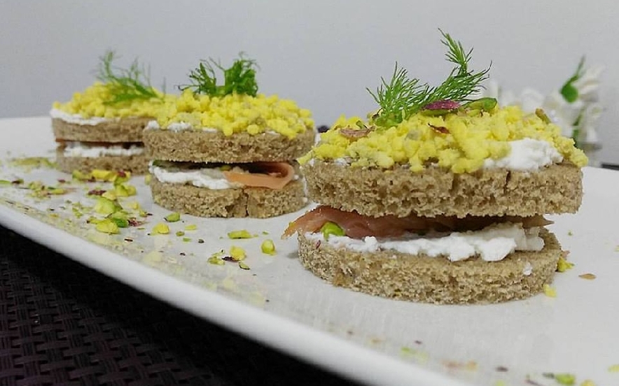 Sandwich mimosa al salmone e pistacchi