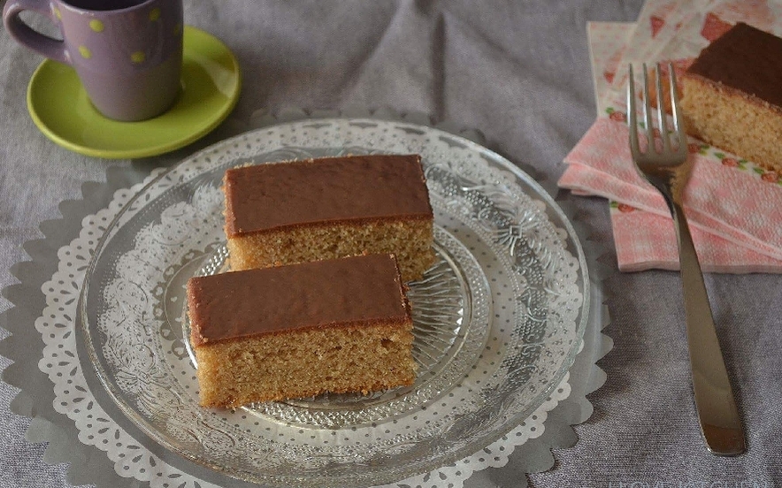 Torta alla cannella glassata al cioccolato