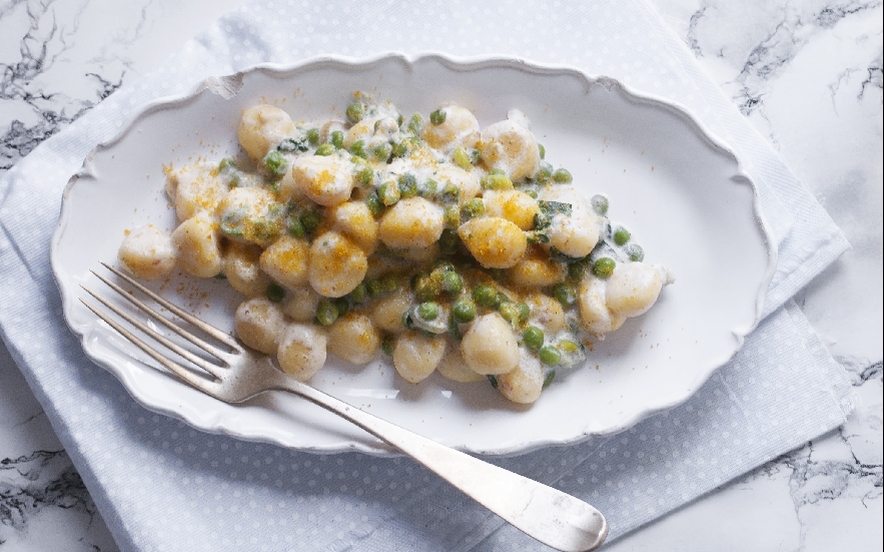 Gnocchi in salsa di ricotta e bottarga con piselli