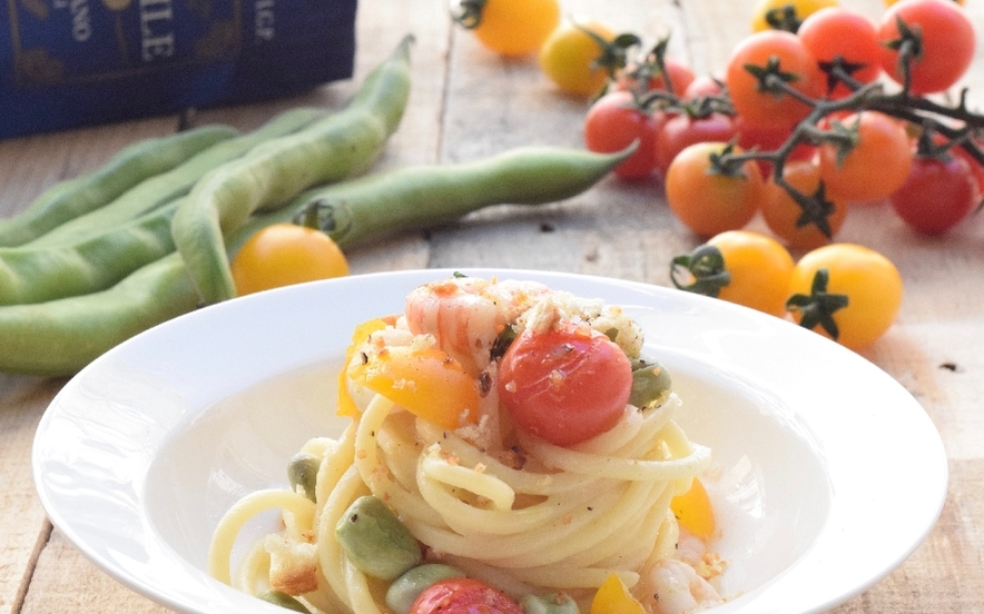 Spaghettone con gamberi fave e pomodorini gialli