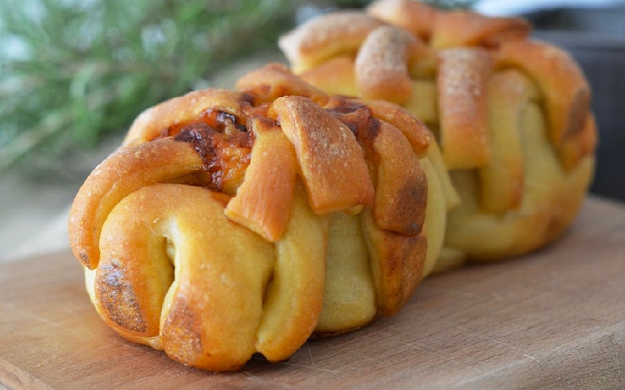 Pane soffice ripieno con formaggio e speck