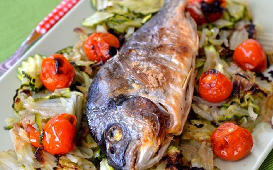 Orata al forno con zucchine e patate