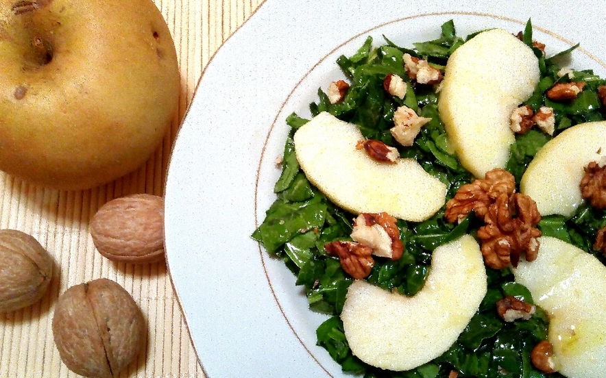 Insalata di spinaci, mela e noci alla senape