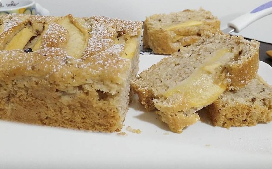 Plumcake con mele al latte di mandorla e nocciole