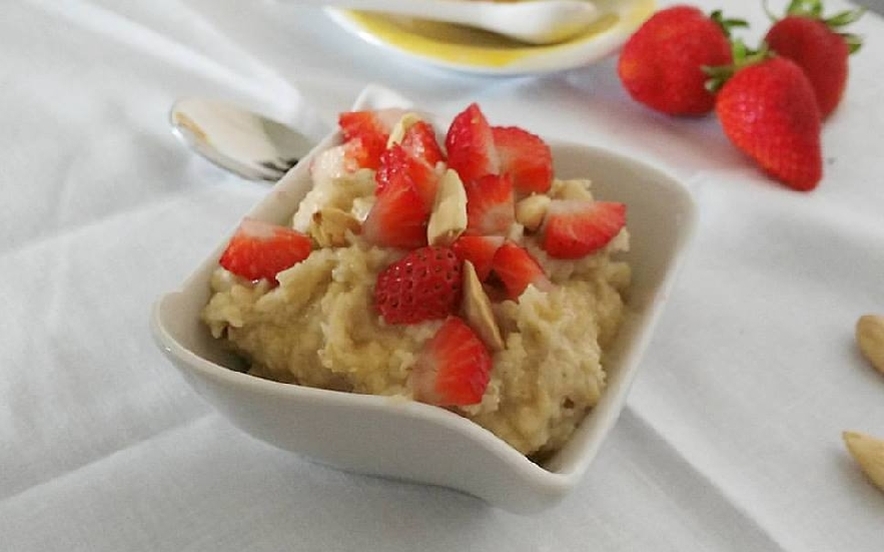 Porridge miele e fragole