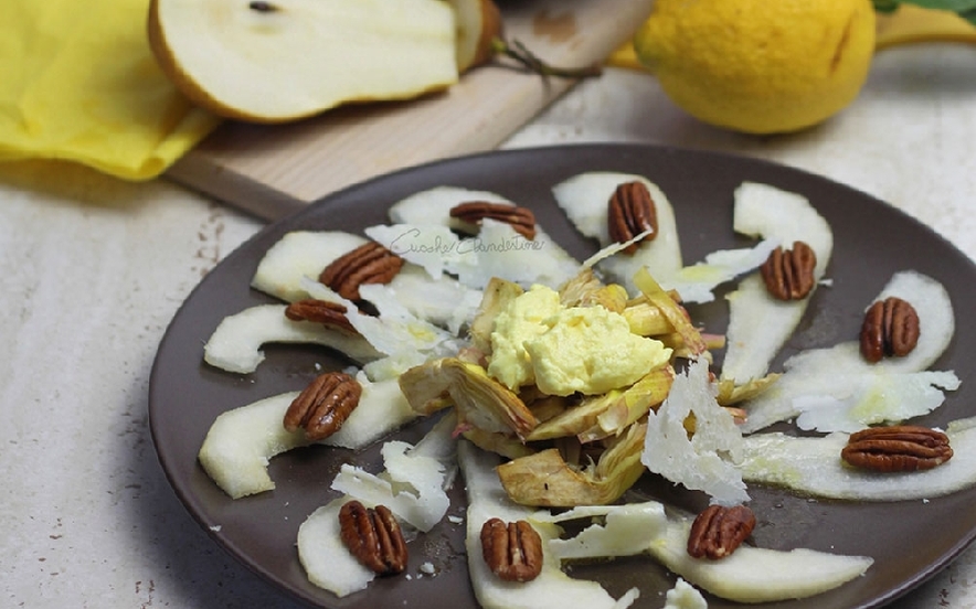 Insalata di carciofi, pere e noci pecan