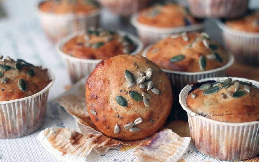 Muffin con banana, mirtilli e semi