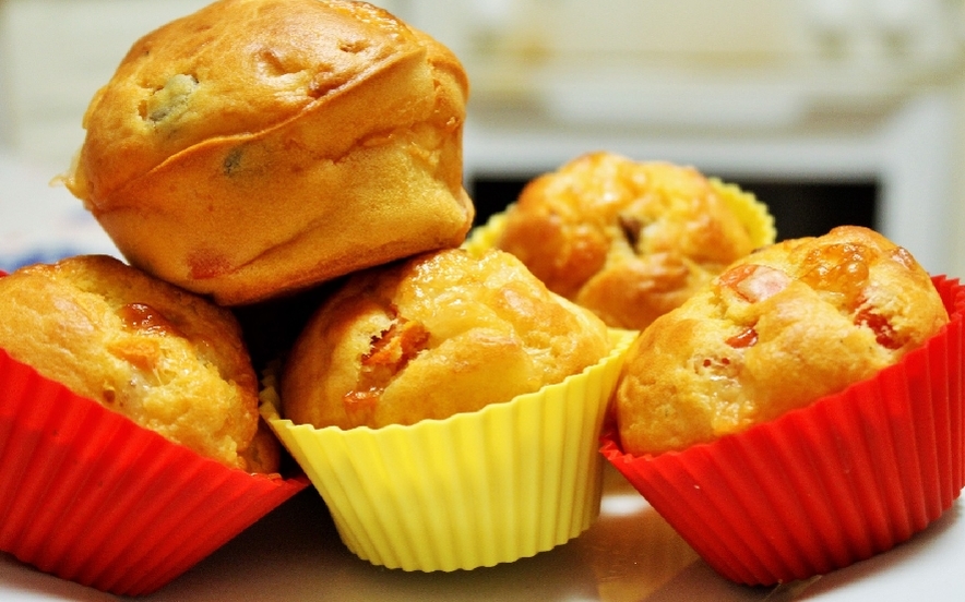 Muffin con provola pomodorini e olive