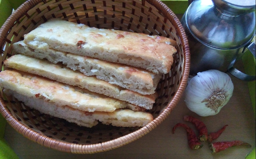 Focaccia agliata e piccante