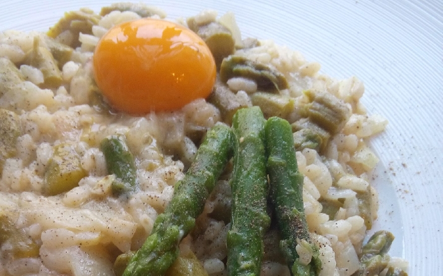 Risotto agli asparagi con uovo cremoso