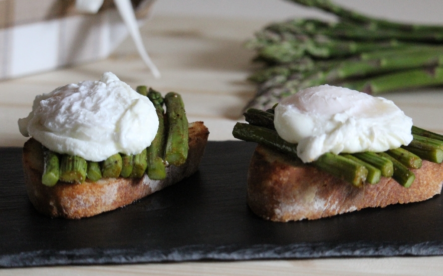 Bruschetta asparagi e uovo in camicia