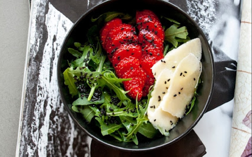 Insalata di rucola e fragole