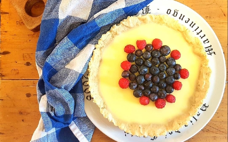 Crostata di quinoa e avena con panna cotta