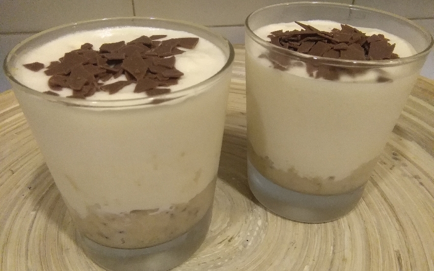 Bicchieri di crema al mascarpone e biscotto