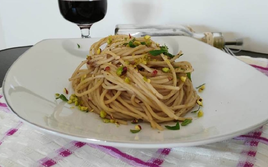 Spaghetti al vino rosso e pistacchi