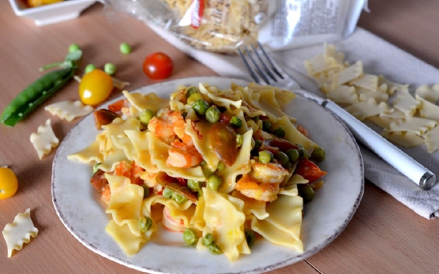 Pasta con piselli gamberi e zafferano