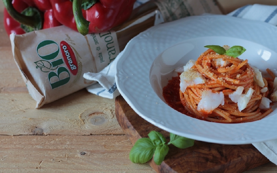 Spaghetti, crema di peperoni all'arancia e baccalà