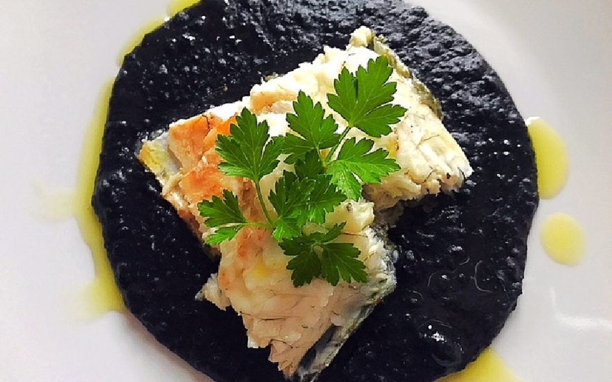 Branzino su purè di patate al nero di seppia