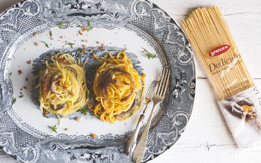 Spaghettoni al datterino giallo acciughe e guttiau